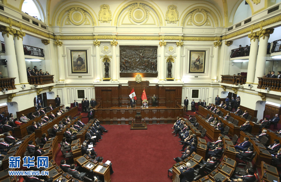 11月21日，國家主席習近平在秘魯國會發(fā)表題為《同舟共濟、揚帆遠航，共創(chuàng)中拉關(guān)系美好未來》的重要演講。 新華社記者 龐興雷 攝