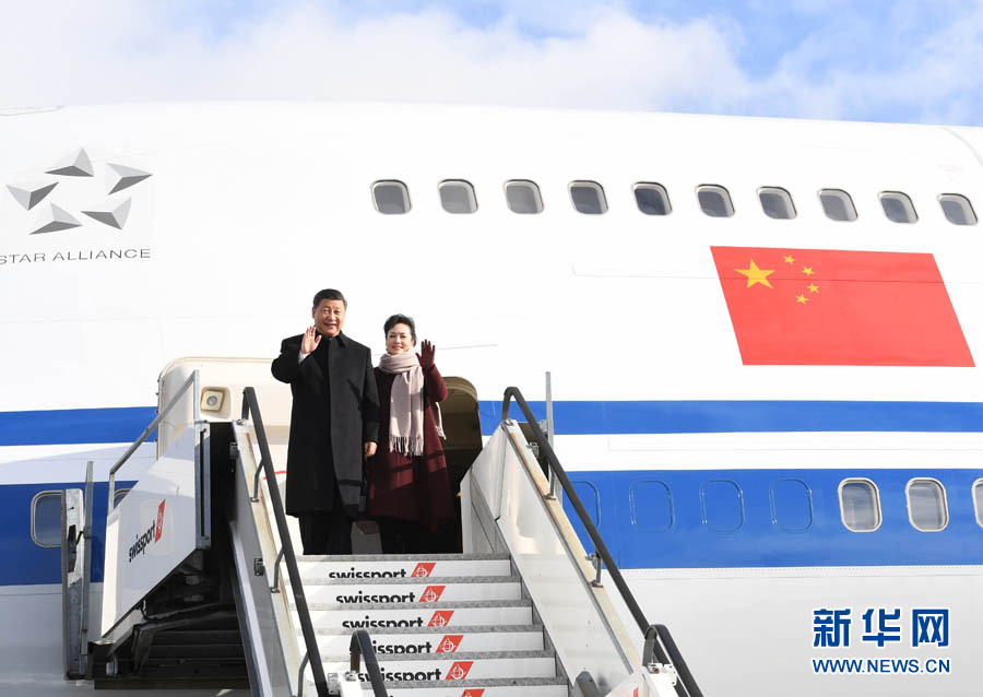 1月15日，國家主席習(xí)近平乘專機抵達(dá)蘇黎世，開始對瑞士聯(lián)邦進(jìn)行國事訪問。 這是習(xí)近平和夫人彭麗媛步出艙門。 新華社記者 饒愛民 攝