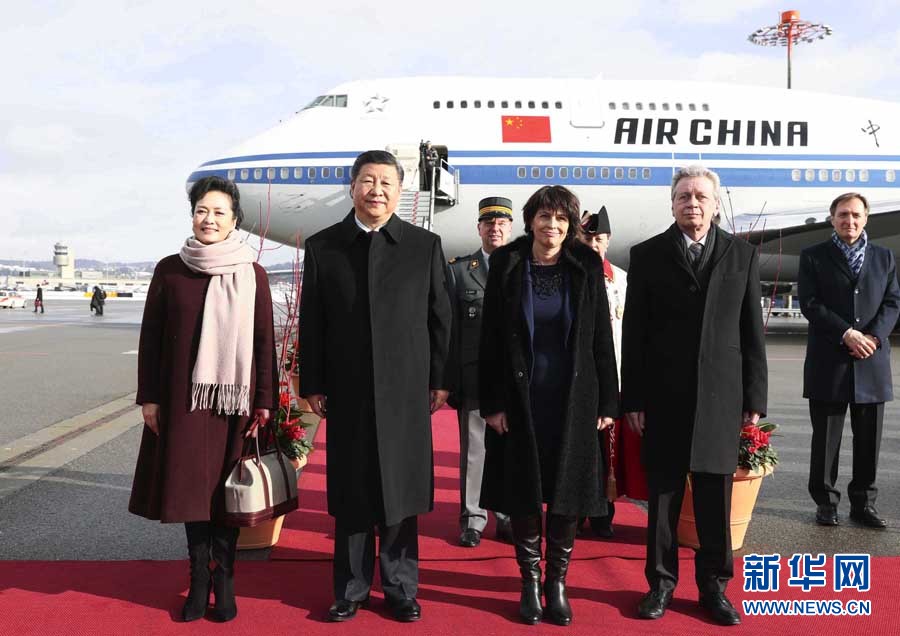 1月15日，國家主席習(xí)近平乘專機抵達(dá)蘇黎世，開始對瑞士聯(lián)邦進(jìn)行國事訪問。這是瑞士聯(lián)邦主席洛伊特哈德在機場為習(xí)近平和夫人彭麗媛舉行隆重歡迎儀式。 新華社記者 蘭紅光 攝