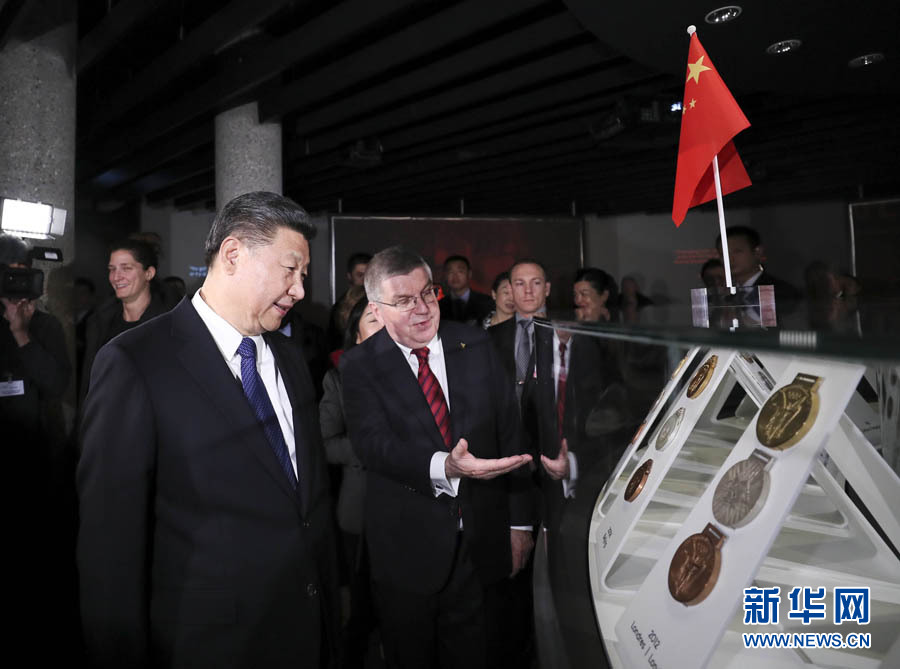 1月18日，國(guó)家主席習(xí)近平在瑞士洛桑國(guó)際奧林匹克博物館會(huì)見(jiàn)國(guó)際奧林匹克委員會(huì)主席巴赫。這是會(huì)見(jiàn)后，習(xí)近平在巴赫陪同下參觀往屆奧運(yùn)會(huì)獎(jiǎng)牌展。新華社記者 蘭紅光 攝