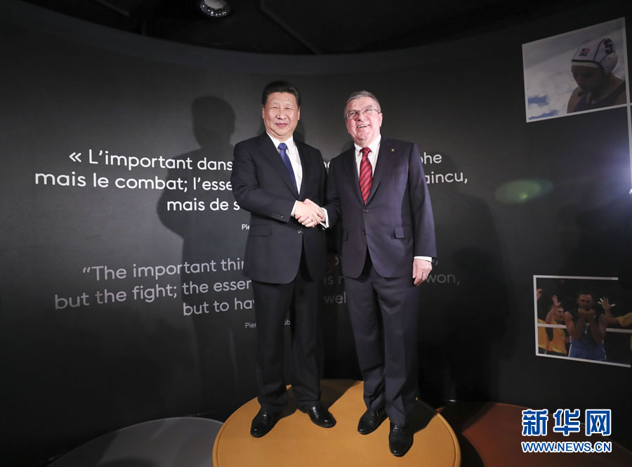 1月18日，國(guó)家主席習(xí)近平在瑞士洛桑國(guó)際奧林匹克博物館會(huì)見(jiàn)國(guó)際奧林匹克委員會(huì)主席巴赫。這是習(xí)近平和巴赫在奧運(yùn)冠軍領(lǐng)獎(jiǎng)臺(tái)上合影。新華社記者 蘭紅光 攝