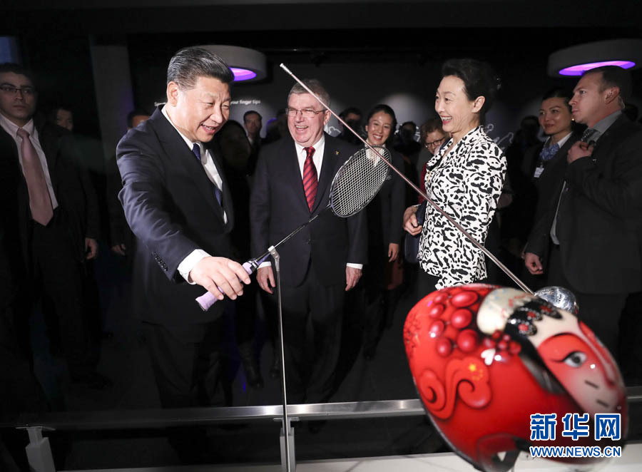 1月18日，國(guó)家主席習(xí)近平在瑞士洛桑國(guó)際奧林匹克博物館會(huì)見(jiàn)國(guó)際奧林匹克委員會(huì)主席巴赫。這是習(xí)近平在巴赫陪同下，參觀羽毛球世界冠軍李玲蔚用過(guò)的球拍。新華社記者 蘭紅光 攝