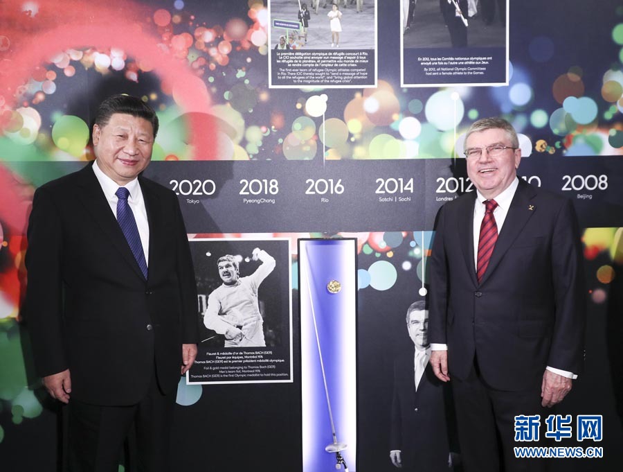 1月18日，國(guó)家主席習(xí)近平在瑞士洛桑國(guó)際奧林匹克博物館會(huì)見(jiàn)國(guó)際奧林匹克委員會(huì)主席巴赫。這是習(xí)近平與巴赫在巴赫作為擊劍運(yùn)動(dòng)員參加奧運(yùn)會(huì)的照片前合影。新華社記者 蘭紅光 攝