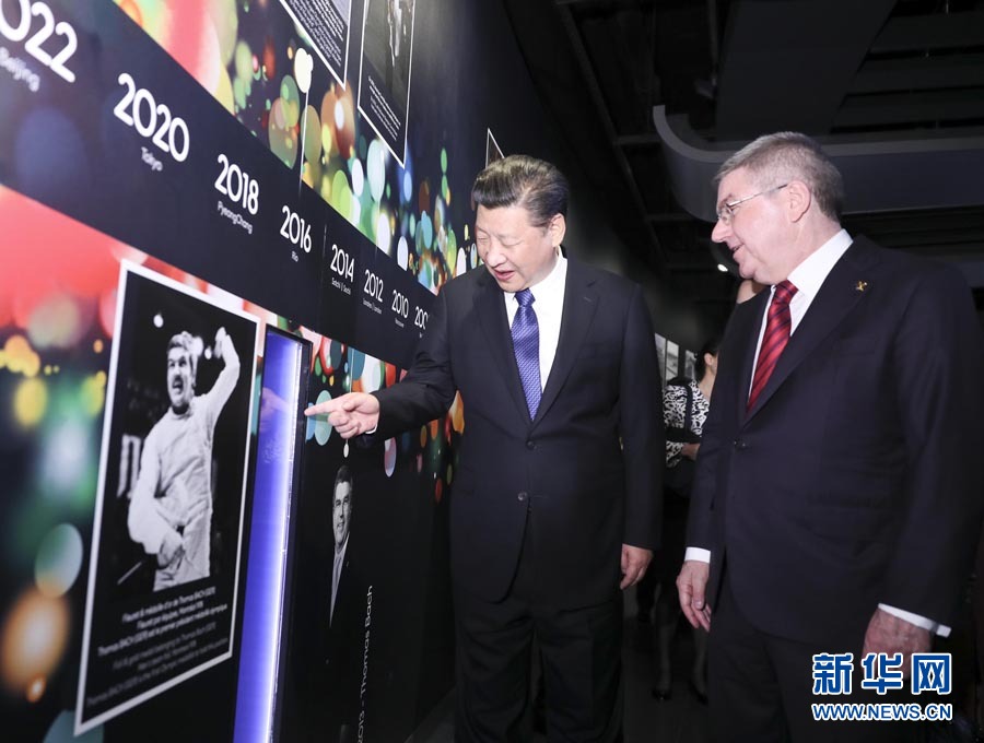 1月18日，國(guó)家主席習(xí)近平在瑞士洛桑國(guó)際奧林匹克博物館會(huì)見(jiàn)國(guó)際奧林匹克委員會(huì)主席巴赫。這是習(xí)近平在巴赫陪同下，參觀巴赫作為擊劍運(yùn)動(dòng)員參加奧運(yùn)會(huì)的照片。新華社記者 蘭紅光 攝