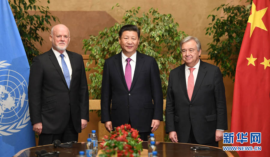 1月18日，國(guó)家主席習(xí)近平在瑞士日內(nèi)瓦萬(wàn)國(guó)宮會(huì)見(jiàn)第71屆聯(lián)合國(guó)大會(huì)主席湯姆森和聯(lián)合國(guó)秘書(shū)長(zhǎng)古特雷斯。 新華社記者 張鐸 攝