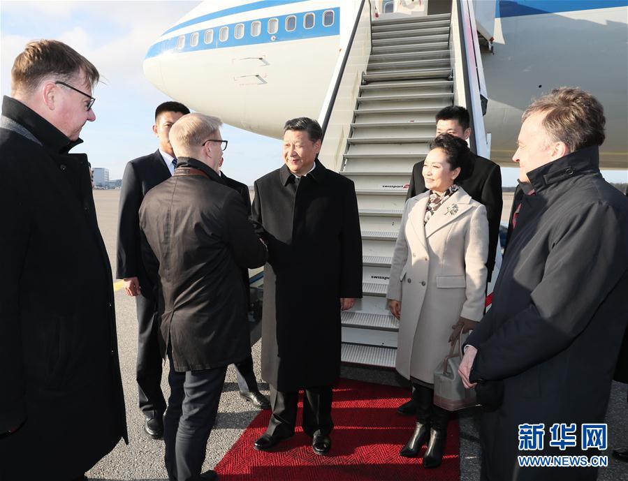 4月4日，國(guó)家主席習(xí)近平乘專機(jī)抵達(dá)赫爾辛基，開(kāi)始對(duì)芬蘭共和國(guó)進(jìn)行國(guó)事訪問(wèn)。這是芬蘭政府代表、農(nóng)業(yè)與環(huán)境部長(zhǎng)蒂利凱寧等在舷梯旁熱情迎接習(xí)近平和夫人彭麗媛。新華社記者 蘭紅光 攝 