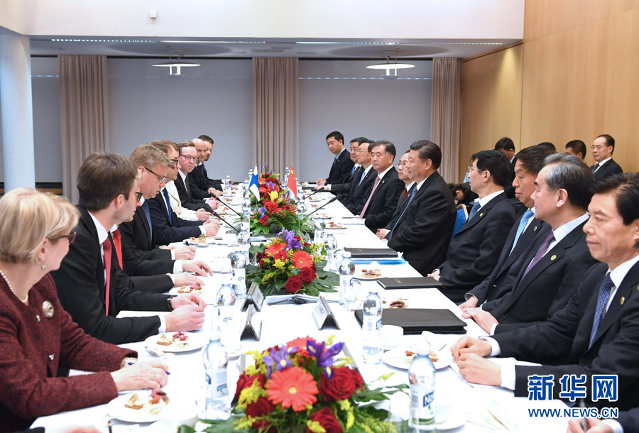 4月5日，國(guó)家主席習(xí)近平在赫爾辛基會(huì)見芬蘭總理西比萊。 新華社記者饒愛民 攝 