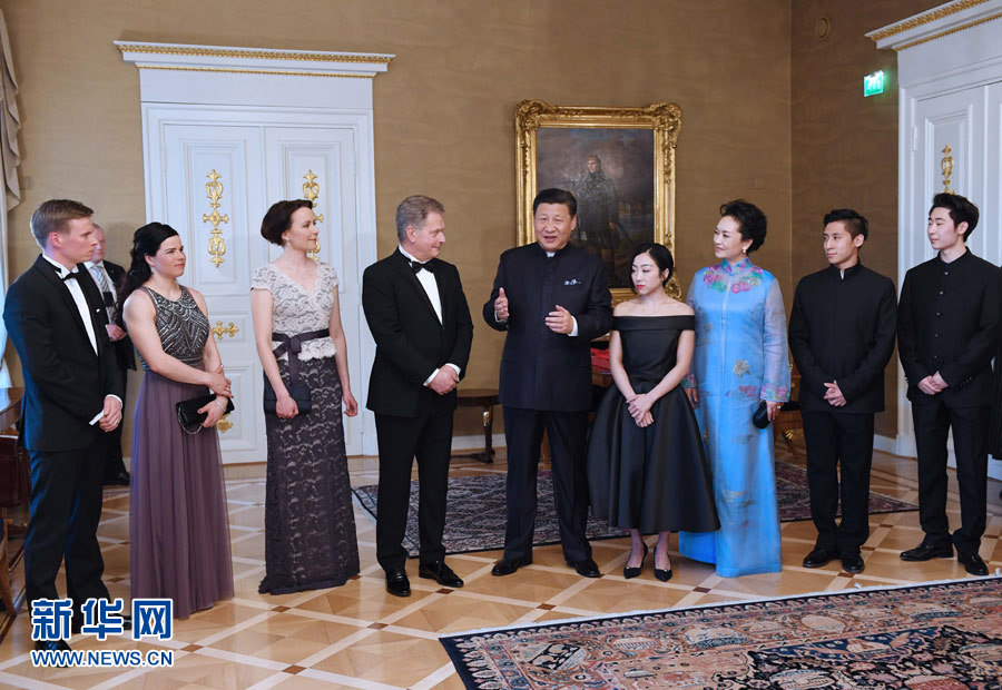 當(dāng)?shù)貢r(shí)間4月5日晚，國家主席習(xí)近平和芬蘭總統(tǒng)尼尼斯托在赫爾辛基共同會(huì)見剛剛參加完2017年世界花樣滑冰錦標(biāo)賽的中芬兩國冰雪運(yùn)動(dòng)員代表。習(xí)近平夫人彭麗媛和尼尼斯托夫人豪吉?dú)W參加會(huì)見。新華社記者 饒愛民 攝