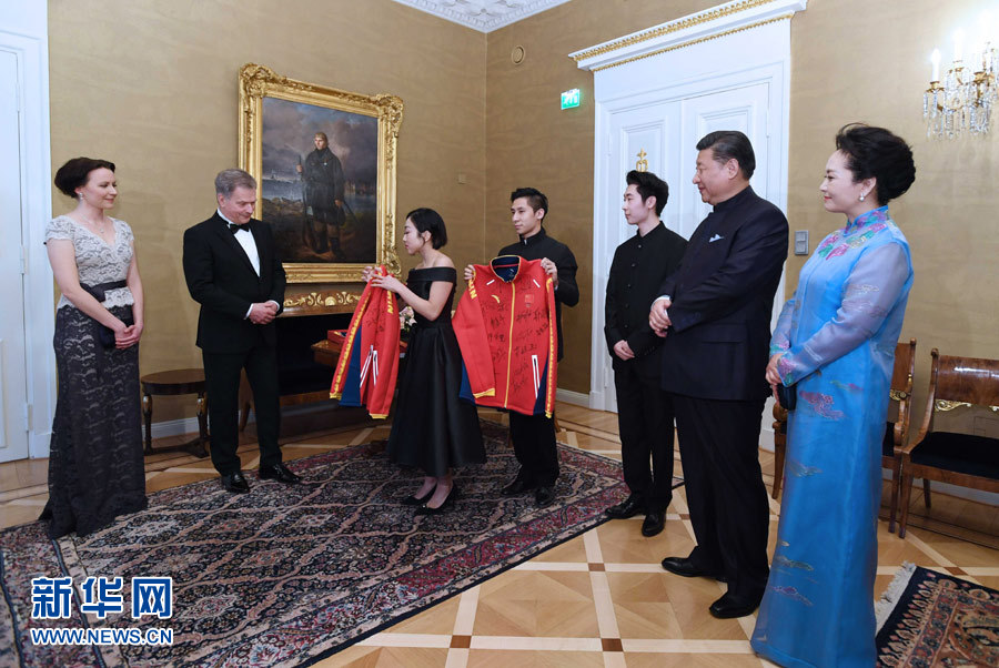 當(dāng)?shù)貢r(shí)間4月5日晚，國家主席習(xí)近平和芬蘭總統(tǒng)尼尼斯托在赫爾辛基共同會(huì)見剛剛參加完2017年世界花樣滑冰錦標(biāo)賽的中芬兩國冰雪運(yùn)動(dòng)員代表。習(xí)近平夫人彭麗媛和尼尼斯托夫人豪吉?dú)W參加會(huì)見。這是中國運(yùn)動(dòng)員向尼尼斯托和夫人豪吉?dú)W贈(zèng)送運(yùn)動(dòng)衣。新華社記者 饒愛民 攝