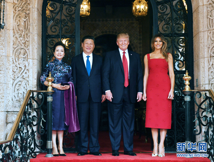 當(dāng)?shù)貢r間4月6日，國家主席習(xí)近平在美國佛羅里達(dá)州海湖莊園同美國總統(tǒng)特朗普舉行中美元首會晤。這是習(xí)近平和夫人彭麗媛同特朗普和夫人梅拉尼婭合影留念。新華社記者 饒愛民 攝 