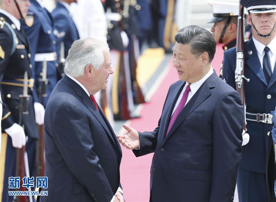 4月6日，國家主席習(xí)近平乘專機(jī)抵達(dá)美國佛羅里達(dá)州，將在海湖莊園同美國總統(tǒng)特朗普舉行中美元首會晤。習(xí)近平和夫人彭麗媛受到美國國務(wù)卿蒂勒森夫婦等熱情迎接。新華社記者 丁林 攝 