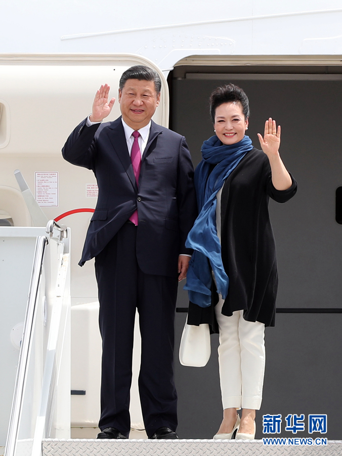 4月6日，國家主席習(xí)近平乘專機(jī)抵達(dá)美國佛羅里達(dá)州，將在海湖莊園同美國總統(tǒng)特朗普舉行中美元首會晤。這是習(xí)近平和夫人彭麗媛步出機(jī)艙。新華社記者 劉衛(wèi)兵 攝 