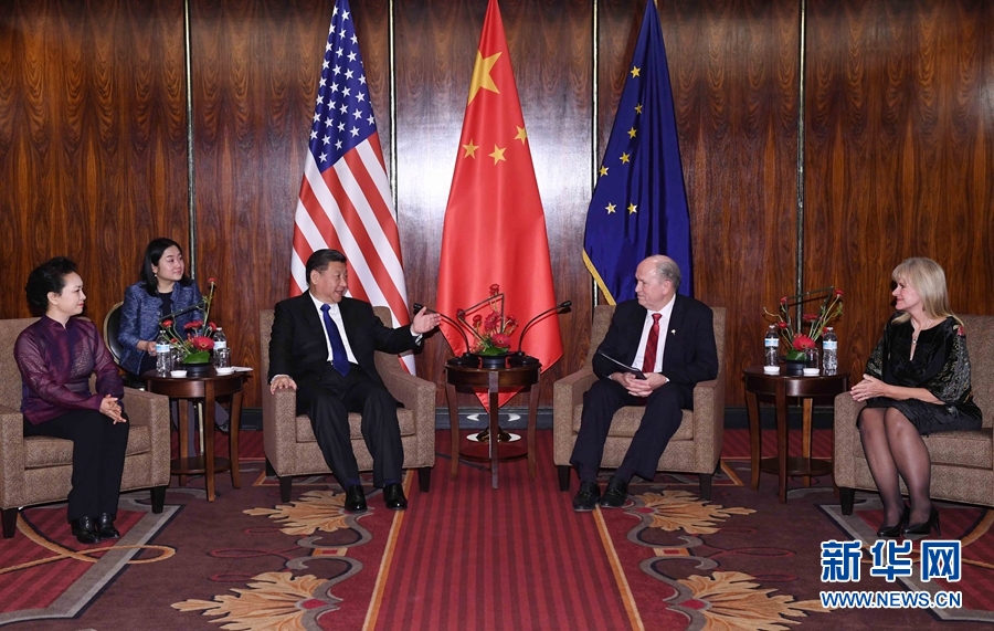 當(dāng)?shù)貢r(shí)間4月7日，國家主席習(xí)近平在美國阿拉斯加州安克雷奇會(huì)見阿拉斯加州州長(zhǎng)沃克。 新華社記者 饒愛民 攝 