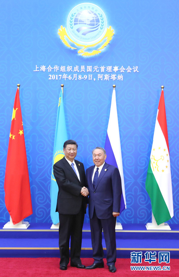 6月9日，國家主席習(xí)近平在哈薩克斯坦首都阿斯塔納出席上海合作組織成員國元首理事會(huì)第十七次會(huì)議并發(fā)表重要講話。這是習(xí)近平出席會(huì)議時(shí)，受到哈薩克斯坦總統(tǒng)納扎爾巴耶夫的熱情迎接。新華社記者 馬占成 攝