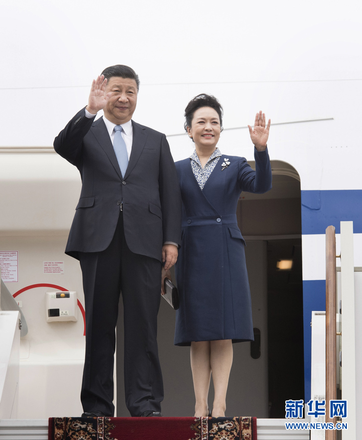 7月3日，國家主席習近平乘專機抵達莫斯科，開始對俄羅斯聯(lián)邦進行國事訪問。這是習近平和夫人彭麗媛步出艙門。 新華社記者 李學仁 攝