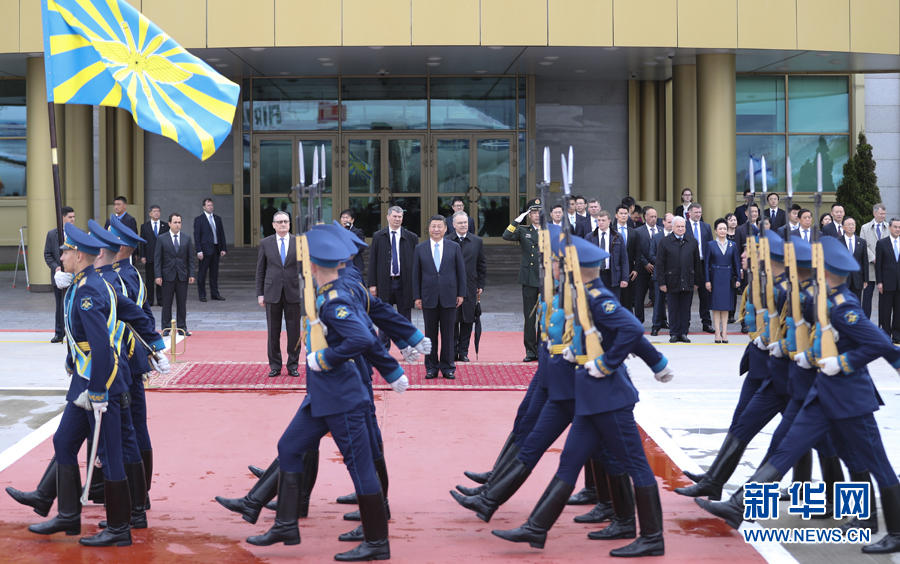 7月3日，國家主席習近平乘專機抵達莫斯科，開始對俄羅斯聯(lián)邦進行國事訪問。這是習近平出席機場歡迎儀式。 新華社記者 謝環(huán)馳 攝