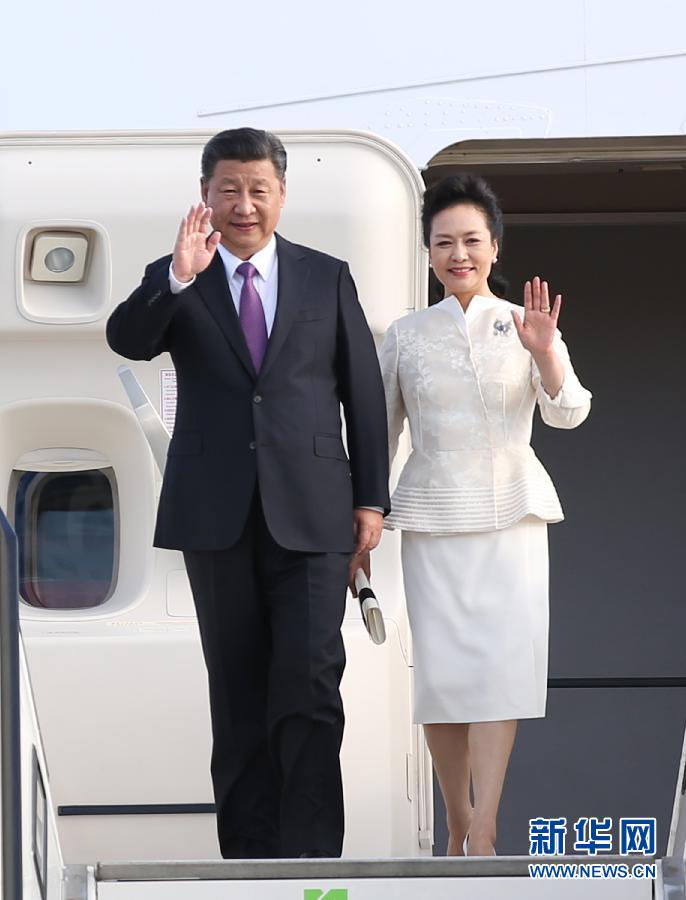 7月4日，國(guó)家主席習(xí)近平乘專(zhuān)機(jī)抵達(dá)柏林，開(kāi)始對(duì)德意志聯(lián)邦共和國(guó)進(jìn)行國(guó)事訪問(wèn)。這是習(xí)近平和夫人彭麗媛步出艙門(mén)。 新華社記者 姚大偉 攝