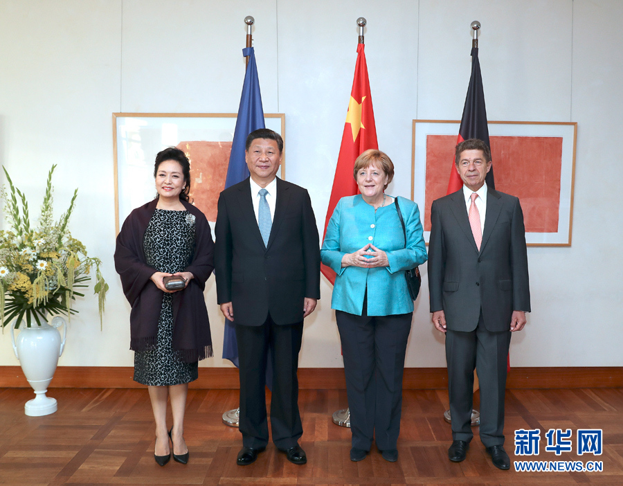當(dāng)?shù)貢r(shí)間7月4日晚，剛剛抵達(dá)柏林的國(guó)家主席習(xí)近平在利伯曼故居同德國(guó)總理默克爾舉行會(huì)見(jiàn)。這是習(xí)近平和夫人彭麗媛抵達(dá)位于柏林市中心勃蘭登堡門(mén)附近的利伯曼故居時(shí)，受到默克爾和丈夫紹爾熱情迎接。新華社記者 馬占成 攝