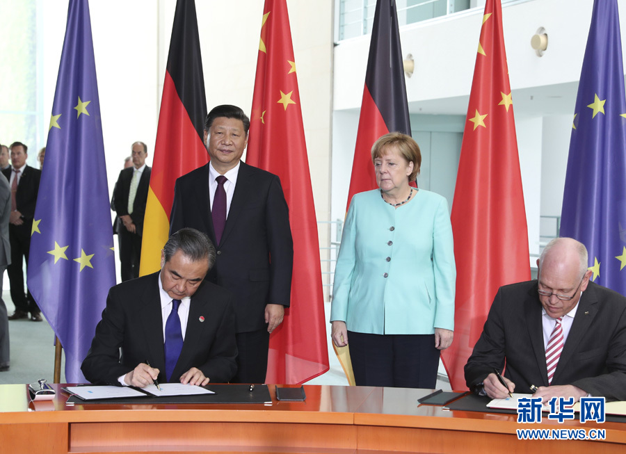 7月5日，國家主席習(xí)近平在柏林同德國總理默克爾舉行會談。會談后，兩國領(lǐng)導(dǎo)人共同見證了航天、智能制造、工業(yè)互聯(lián)網(wǎng)、數(shù)字化、第三方市場、大熊貓合作研究等領(lǐng)域多項雙邊合作文件的簽署。新華社記者馬占成攝