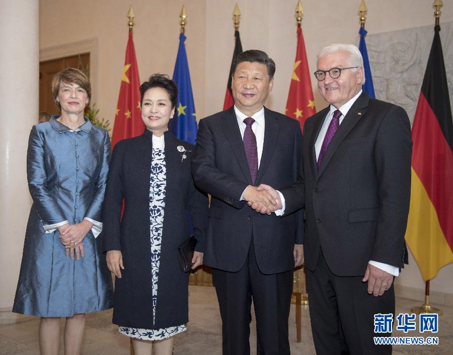 7月5日，國家主席習近平在柏林會見德國總統(tǒng)施泰因邁爾。會見前，施泰因邁爾在總統(tǒng)府花園為習近平舉行隆重歡迎儀式。這是習近平和夫人彭麗媛同施泰因邁爾夫婦合影。新華社記者 李學仁 攝