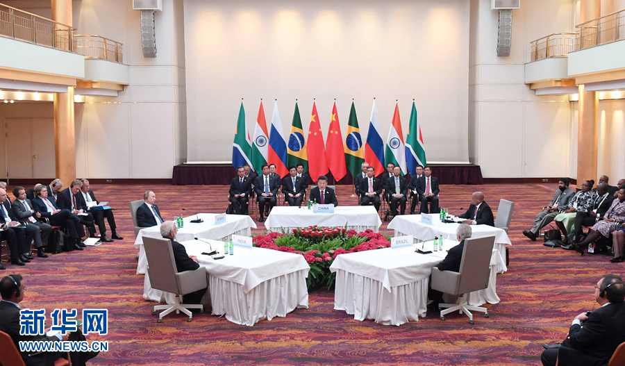 7月7日，國(guó)家主席習(xí)近平在德國(guó)漢堡主持金磚國(guó)家領(lǐng)導(dǎo)人非正式會(huì)晤，發(fā)表引導(dǎo)性講話和總結(jié)講話。南非總統(tǒng)祖馬、巴西總統(tǒng)特梅爾、俄羅斯總統(tǒng)普京、印度總理莫迪出席。新華社記者 張鐸 攝