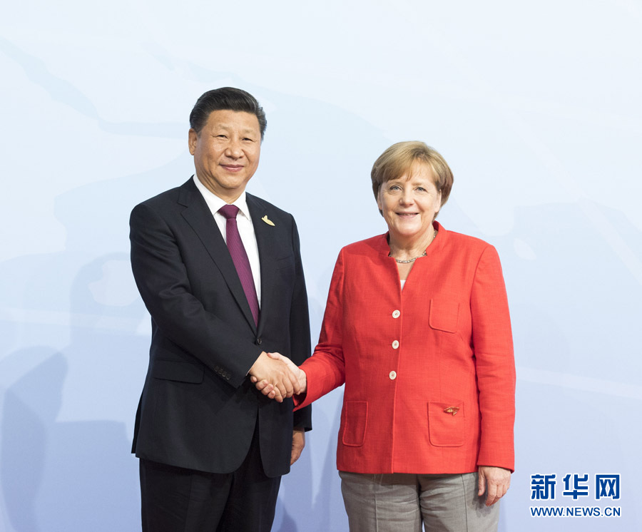7月7日，二十國集團領(lǐng)導人第十二次峰會在德國漢堡舉行。國家主席習近平出席并發(fā)表題為《堅持開放包容　推動聯(lián)動增長》的重要講話。這是峰會開始前，習近平受到德國總理默克爾迎接。新華社記者 李學仁 攝 