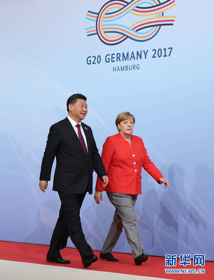 7月7日，二十國集團(tuán)領(lǐng)導(dǎo)人第十二次峰會在德國漢堡舉行。國家主席習(xí)近平出席并發(fā)表題為《堅(jiān)持開放包容　推動聯(lián)動增長》的重要講話。這是峰會開始前，習(xí)近平受到德國總理默克爾迎接。新華社記者 劉衛(wèi)兵 攝 