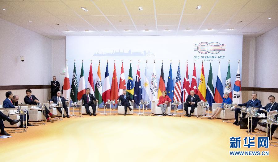 7月7日，二十國集團(tuán)領(lǐng)導(dǎo)人第十二次峰會在德國漢堡舉行。國家主席習(xí)近平出席并發(fā)表題為《堅(jiān)持開放包容　推動聯(lián)動增長》的重要講話。這是峰會前，習(xí)近平出席二十國集團(tuán)峰會領(lǐng)導(dǎo)人座談會。新華社記者 李學(xué)仁 攝 
