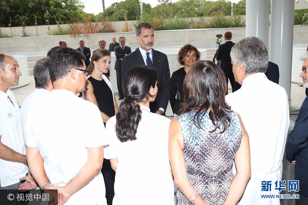 當(dāng)?shù)貢r間2017年8月19日，西班牙巴塞羅那，西班牙國王菲利普六世和萊蒂齊亞王后探望巴塞羅那恐襲案傷者。***_***BARCELONA, SPAIN - AUGUST 19:  In this handout photo provided by Casa de S.M. el Rey de Espana, King Felipe VI of Spain and Queen Letizia of Spain meets with medical staff as they arrive to visit last Thursday's terrorist attack victims at the Hospital de la Santa Creu i Sant Pau on August 19, 2017 in Barcelona, Spain. Thirteen people were killed and dozens injured in the Las Ramblas area of Barcelona when a van hit crowds on August 17.  (Photo by Casa de S.M. el Rey de Espana via Getty Images)