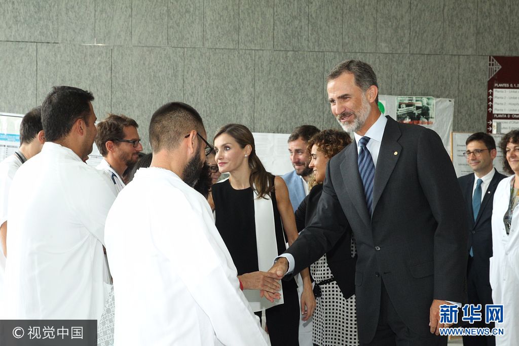 當(dāng)?shù)貢r(shí)間2017年8月19日，西班牙巴塞羅那，西班牙國(guó)王菲利普六世和萊蒂齊亞王后探望巴塞羅那恐襲案?jìng)摺?**_***BARCELONA, SPAIN - AUGUST 19:  In this handout photo provided by Casa de S.M. el Rey de Espana, King Felipe VI of Spain and Queen Letizia of Spain meets with medical staff as they arrive to visit last Thursday's terrorist attack victims at the Hospital de la Santa Creu i Sant Pau on August 19, 2017 in Barcelona, Spain. Thirteen people were killed and dozens injured in the Las Ramblas area of Barcelona when a van hit crowds on August 17.  (Photo by Casa de S.M. el Rey de Espana via Getty Images)