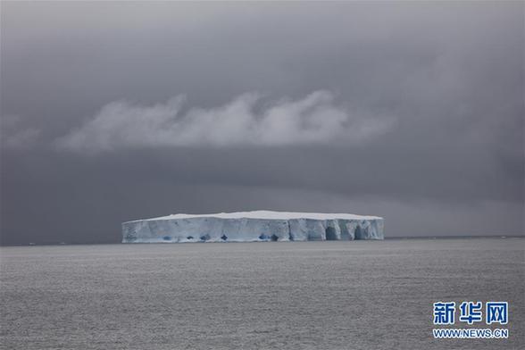 （圖文互動(dòng)）（2）專訪：在南極，最美的藍(lán)冰可能通向死亡&mdash;&mdash;中國南極科考隊(duì)員講述&ldquo;冰縫驚魂記&rdquo;