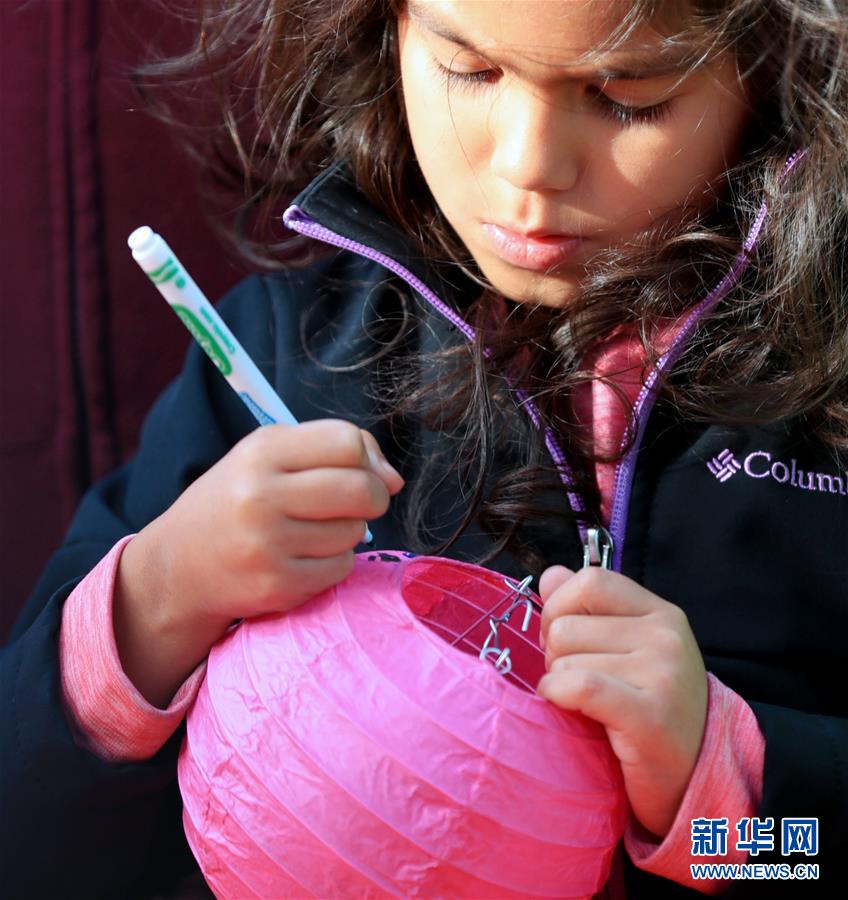 (國際·圖文互動(dòng))(2)到洛杉磯農(nóng)夫市場(chǎng)紅紅火火過大年