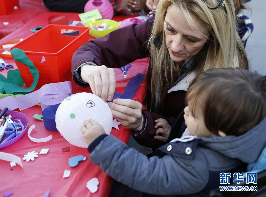 (國際·圖文互動(dòng))(3)到洛杉磯農(nóng)夫市場(chǎng)紅紅火火過大年