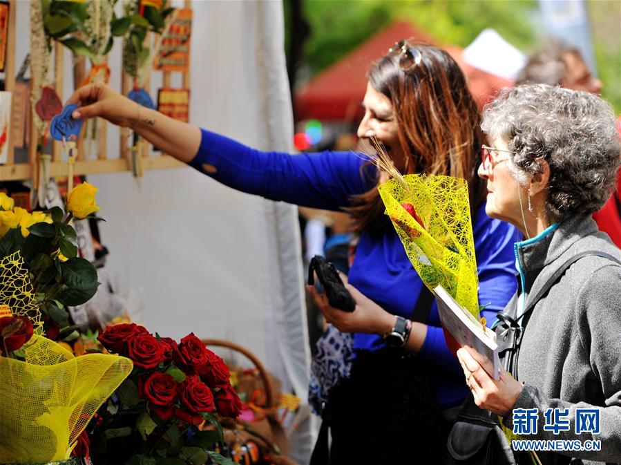 (國(guó)際·圖文互動(dòng))(1)通訊:花香馥郁 書(shū)香怡人——記西班牙巴塞羅那圣喬治節(jié)