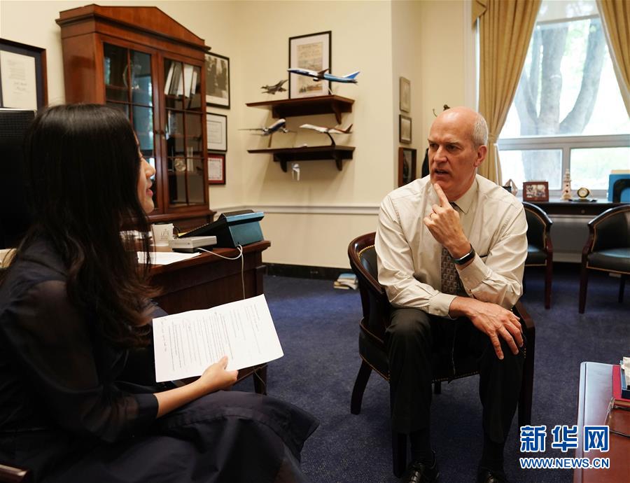 (國際·圖文互動)(1)專訪:美政府加征關(guān)稅損害美國工人與消費者利益——訪美國國會眾議院美中工作小組共同主席拉森