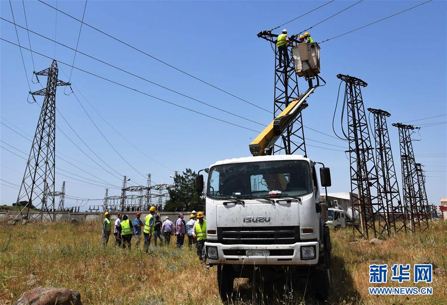 (國際·圖文互動)(1)通訊:從家庭走向曠野的敘利亞女電工