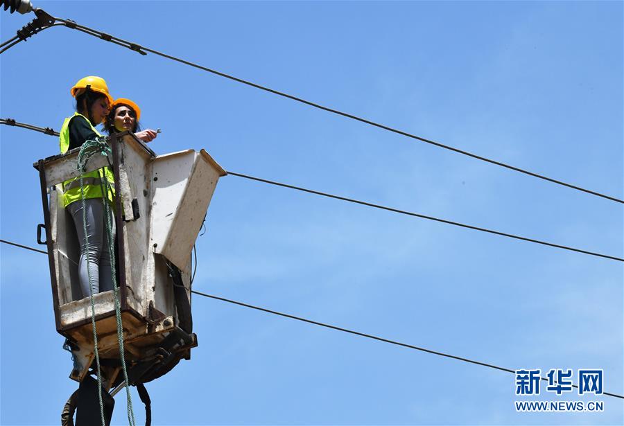 (國際·圖文互動)(2)通訊:從家庭走向曠野的敘利亞女電工