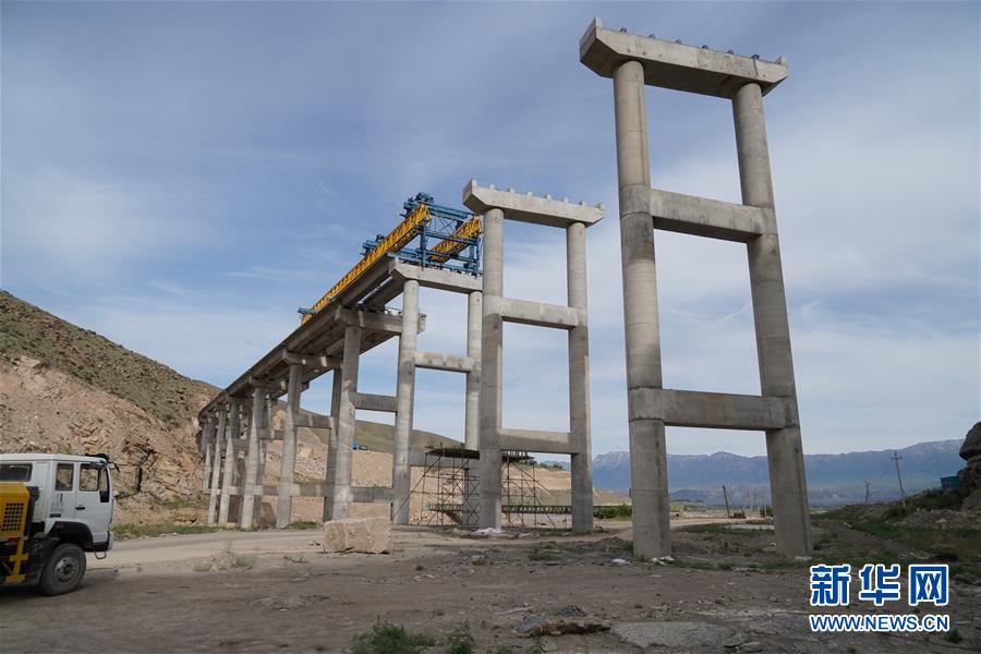 (習(xí)近平出訪配合稿·圖文互動(dòng))(4)通訊:雪山腳下有條“中國(guó)路”