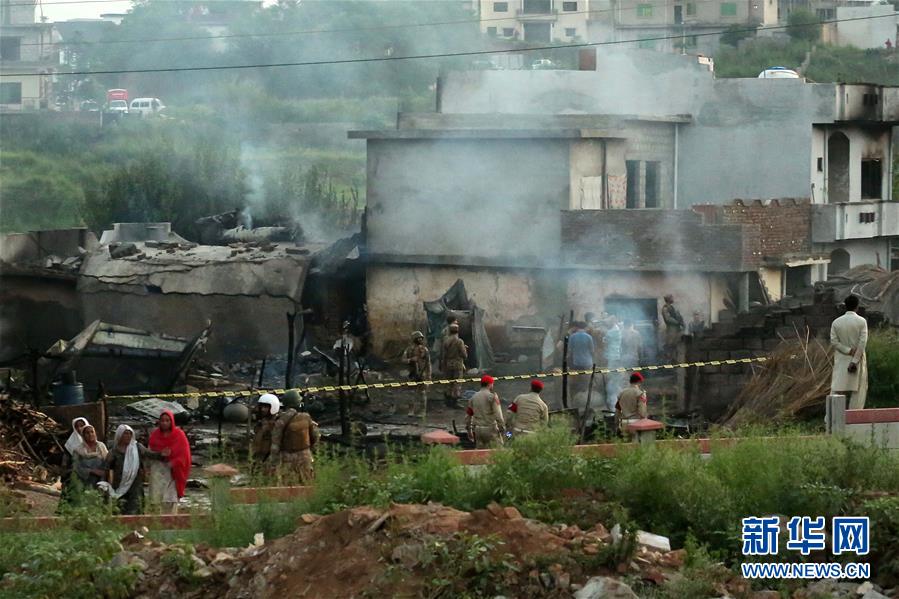 (國際)(1)一架小型軍用飛機(jī)在巴基斯坦墜毀