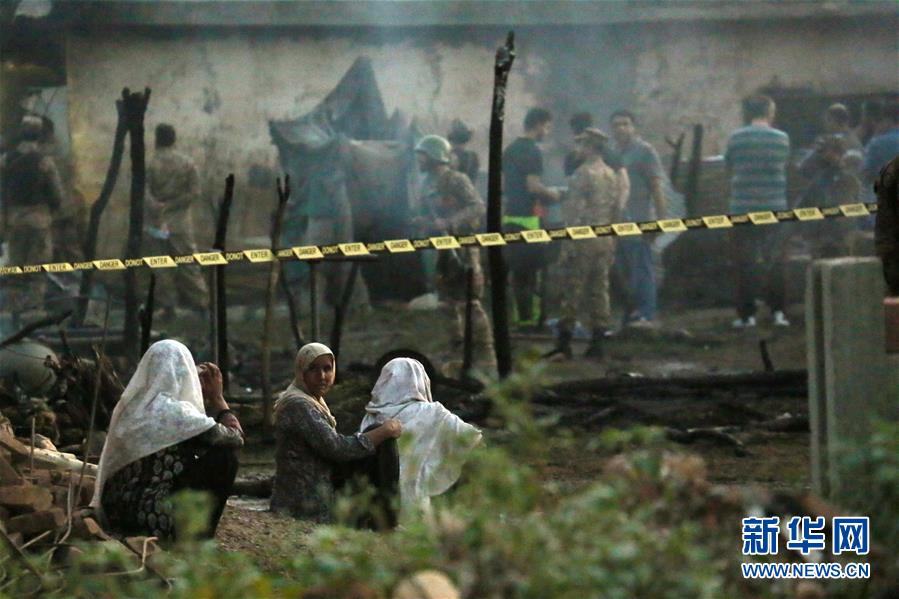 (國際)(2)一架小型軍用飛機(jī)在巴基斯坦墜毀