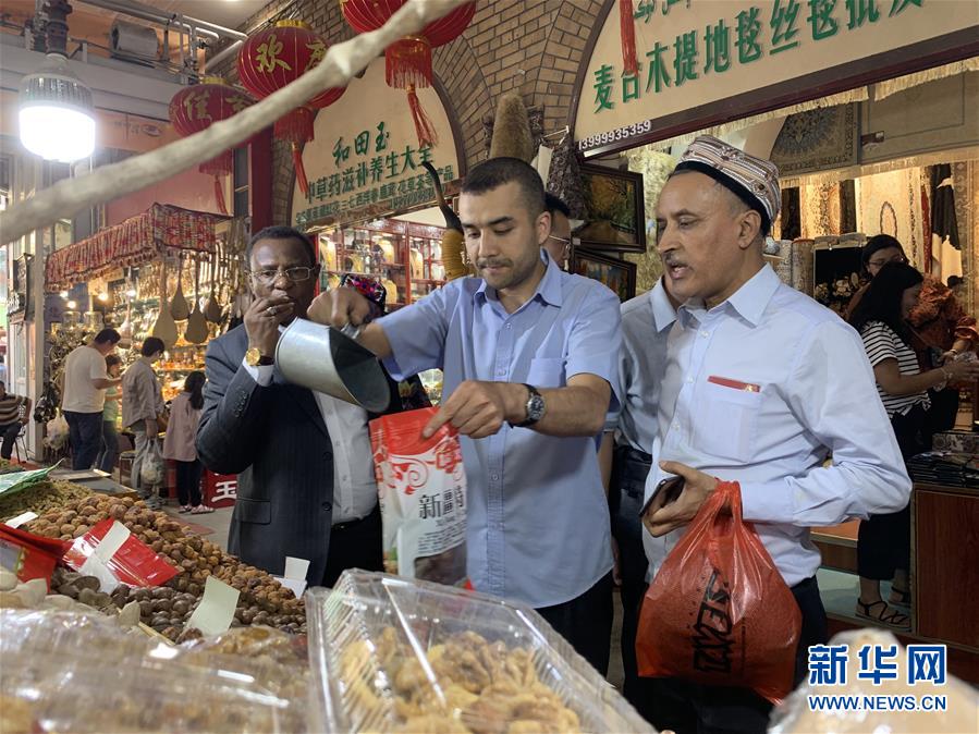 （圖文互動(dòng)）（1）多國駐華使節(jié)參訪新疆：中國反恐、去極端化經(jīng)驗(yàn)值得學(xué)習(xí)借鑒