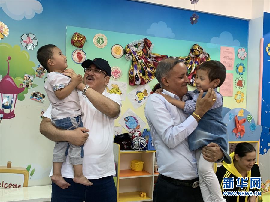 （圖文互動(dòng)）（3）多國駐華使節(jié)參訪新疆：中國反恐、去極端化經(jīng)驗(yàn)值得學(xué)習(xí)借鑒