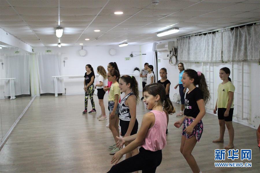 (國(guó)際·圖文互動(dòng))(2)通訊:以黎邊境防空洞里的舞蹈課