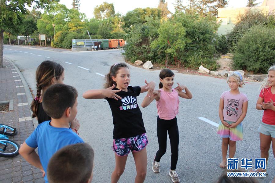 (國(guó)際·圖文互動(dòng))(3)通訊:以黎邊境防空洞里的舞蹈課