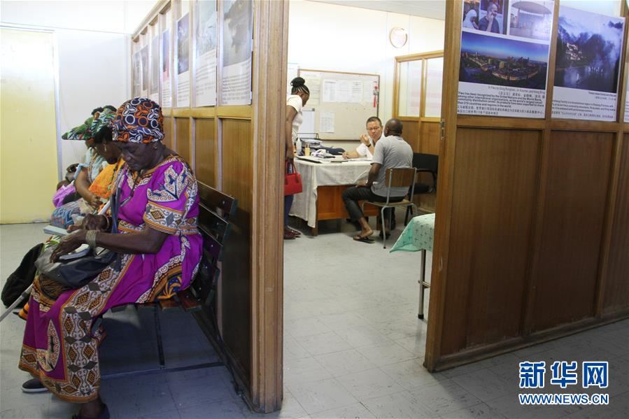 （國際&middot;圖文互動(dòng)）（2）通訊：讓中醫(yī)在納米比亞落地生根&mdash;&mdash;記三屆援納醫(yī)療隊(duì)醫(yī)生褚海林