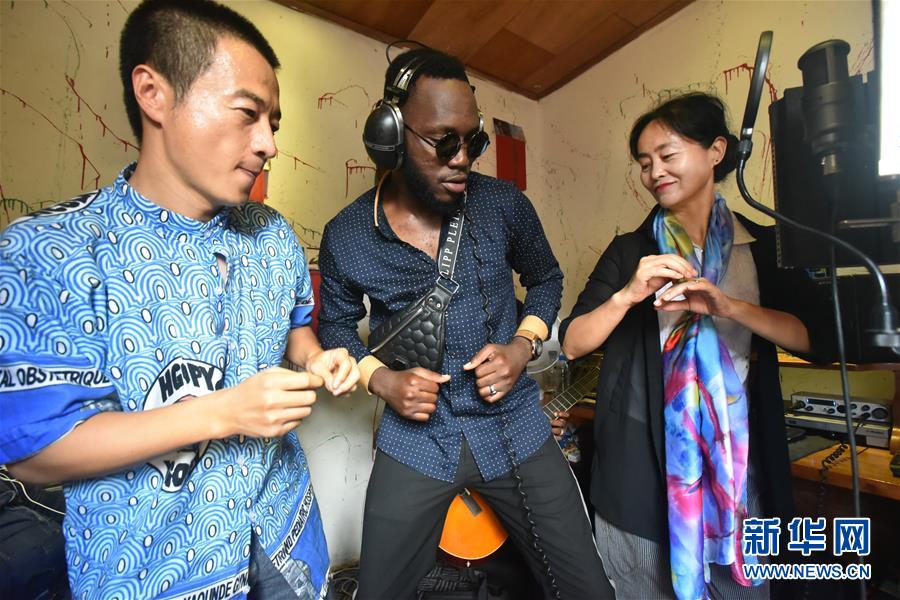 (國際·圖文互動)(3)通訊:《中喀一家人》——贈別中國醫(yī)療隊(duì)員的非洲旋律