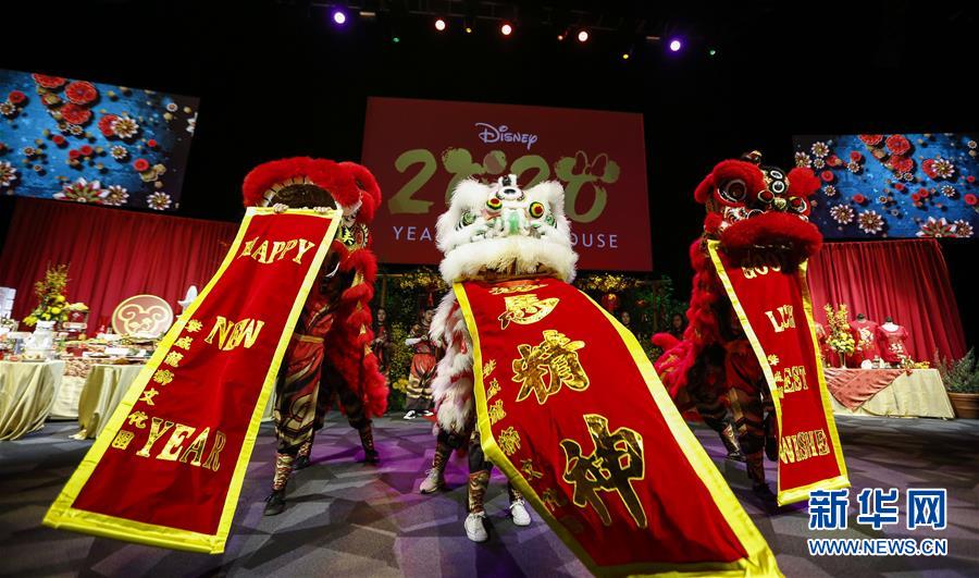 (國(guó)際·圖文互動(dòng))(2)通訊:美國(guó)迪士尼加州冒險(xiǎn)樂園紅紅火火迎鼠年