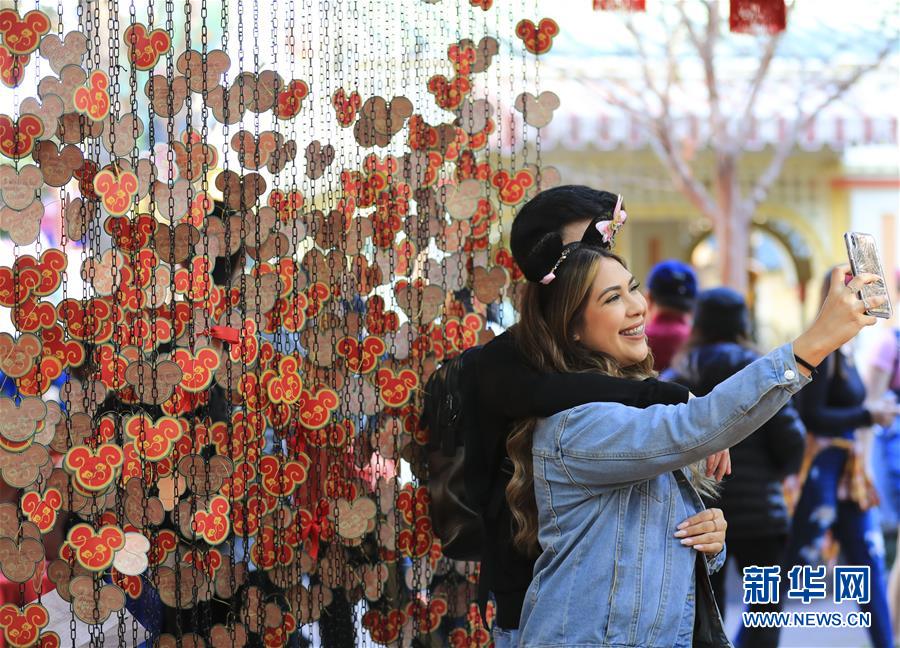 (國(guó)際·圖文互動(dòng))(6)通訊:美國(guó)迪士尼加州冒險(xiǎn)樂園紅紅火火迎鼠年