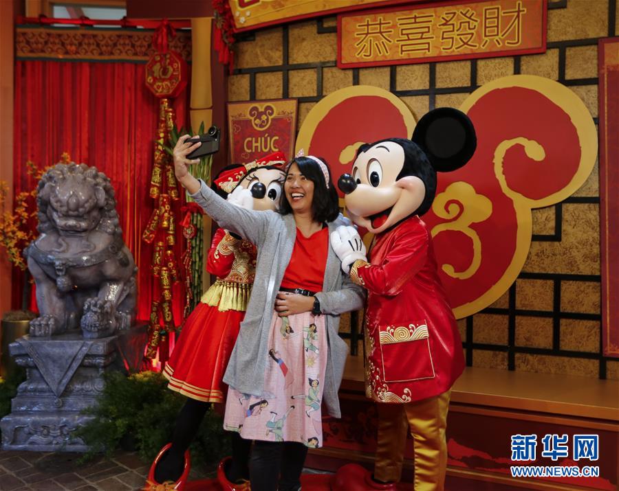 (國(guó)際·圖文互動(dòng))(8)通訊:美國(guó)迪士尼加州冒險(xiǎn)樂園紅紅火火迎鼠年