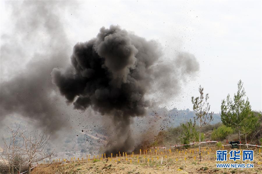 （國際&middot;圖文互動）（4）通訊：&ldquo;中國軍人掃雷一如既往專業(yè)和敬業(yè)！&rdquo;&mdash;&mdash;記中國赴黎維和部隊完成&ldquo;藍(lán)線&rdquo;3個雷場清排任務(wù)